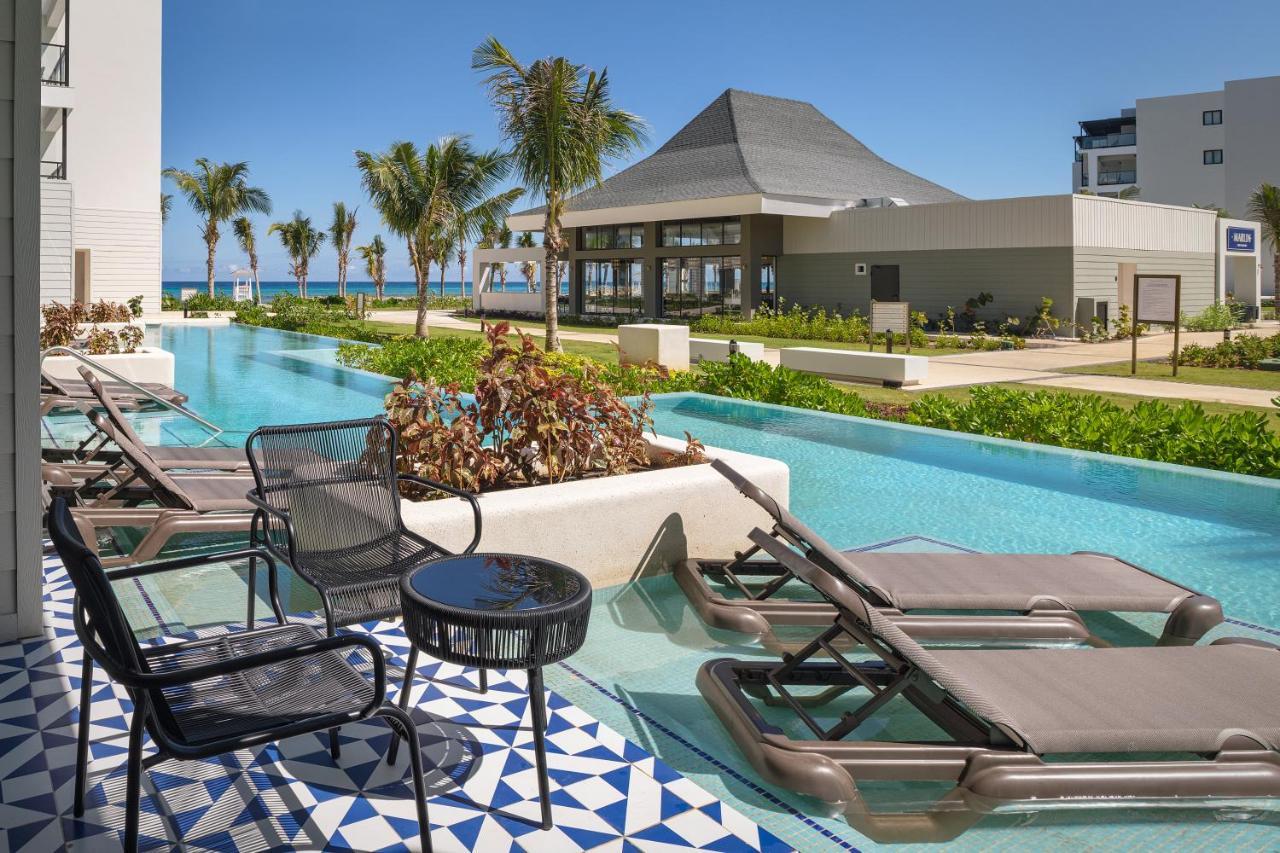 Ocean Eden Bay (Adults Only) Hotel Spring Rises Bagian luar foto The pool at the Hard Rock Hotel in Cancun