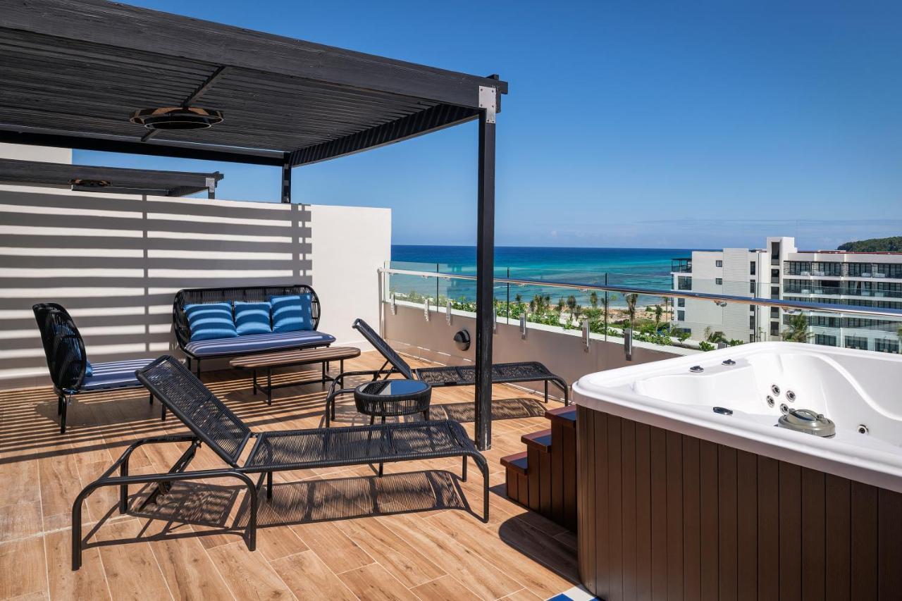 Ocean Eden Bay (Adults Only) Hotel Spring Rises Bagian luar foto Rooftop at the Hilton Playa del Carmen