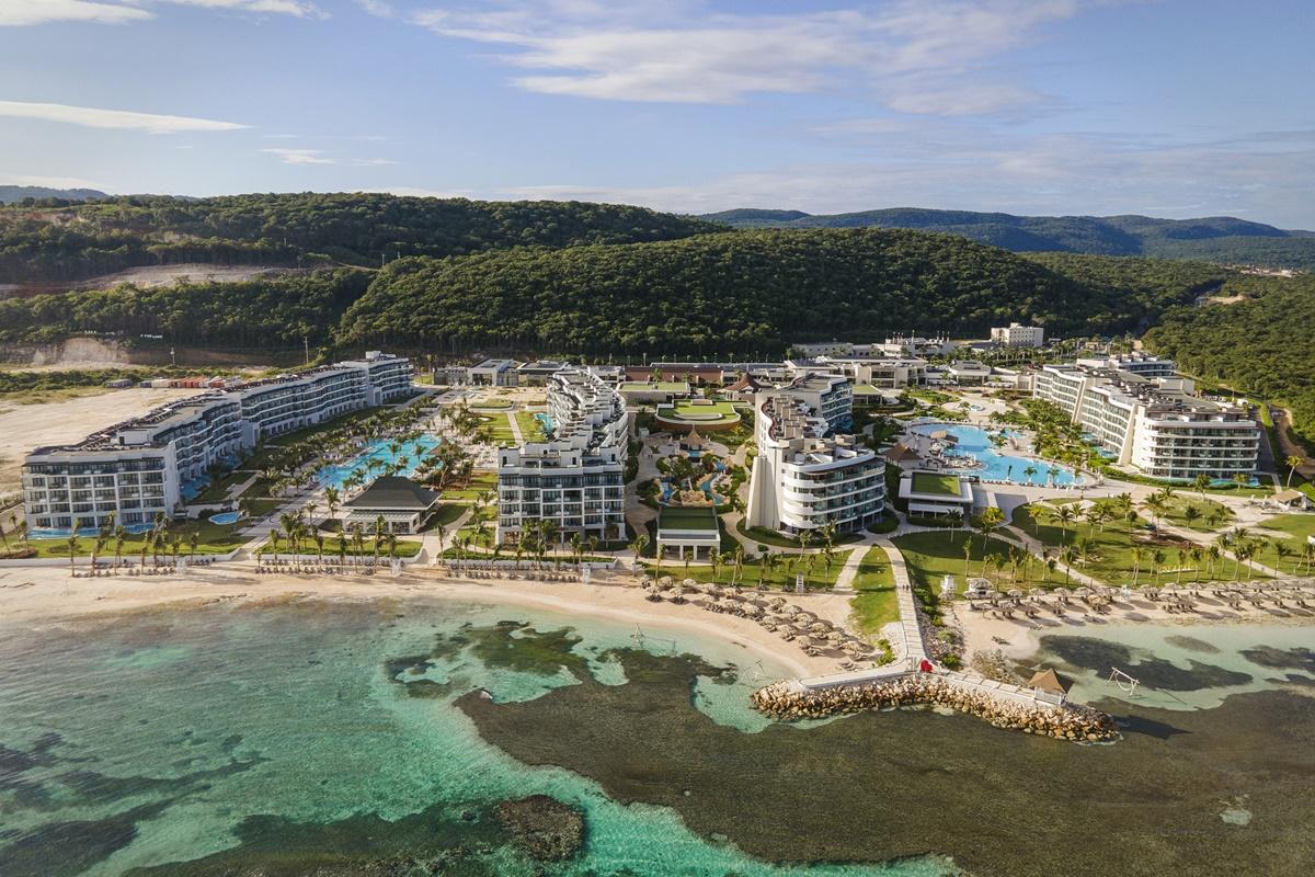 Ocean Eden Bay (Adults Only) Hotel Spring Rises Bagian luar foto Aerial view of the resort