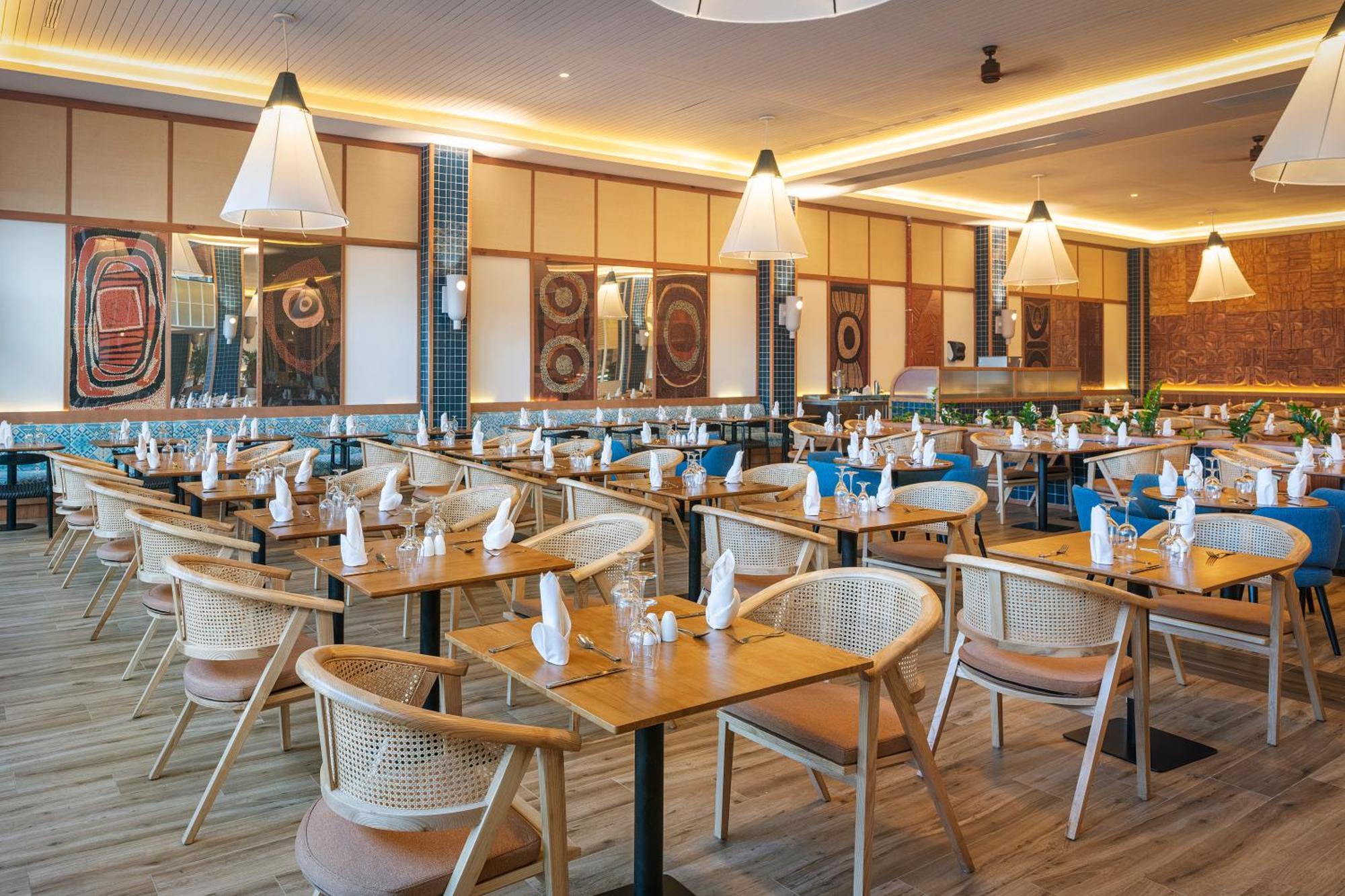 Ocean Eden Bay (Adults Only) Hotel Spring Rises Bagian luar foto The interior of the restaurant