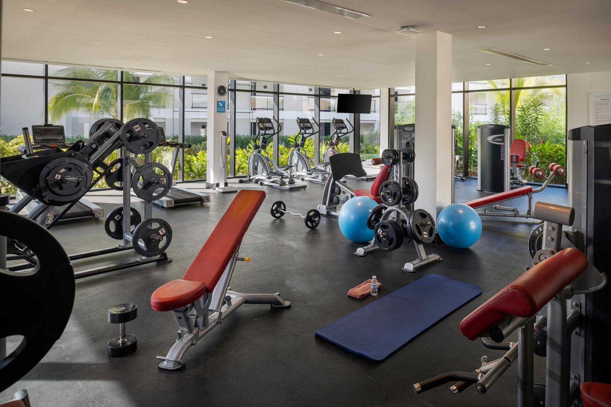 Ocean Eden Bay (Adults Only) Hotel Spring Rises Bagian luar foto The gym at the hotel