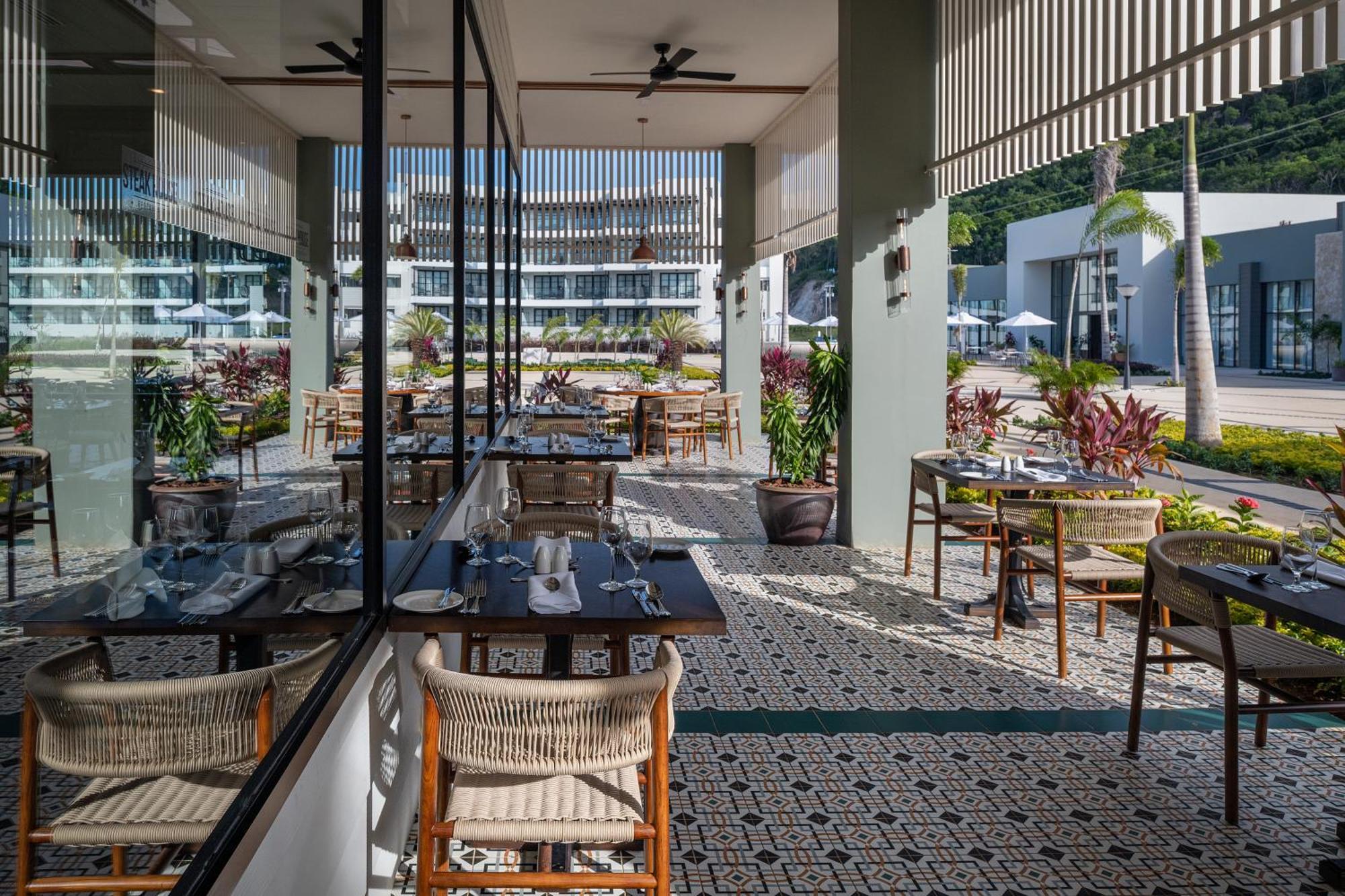 Ocean Eden Bay (Adults Only) Hotel Spring Rises Bagian luar foto The Deck
